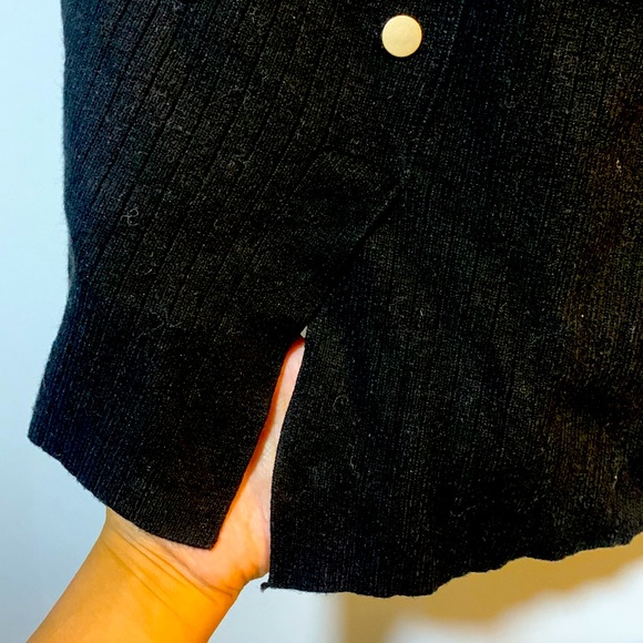 Soft and Warm Black knit skirt with matte gold buttons - Picture 4 of 9